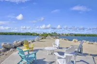 Tropical 2BR/2BA Getaway in Gorgeous Key Largo, Pool, Kayak, Lagoon, Marina, - Boutique