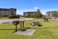 Charming ocean view 2 bedroom condo in welcoming Atlantic Beach, NC - 2-Star