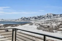 Mountain Lake Getaway - Chef's Kitchen - High End
