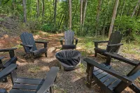 Creek & Cozy-Charming 2BR Creekside Cabin in Ellijay- AC, Fire Pit, Nature - シャレー