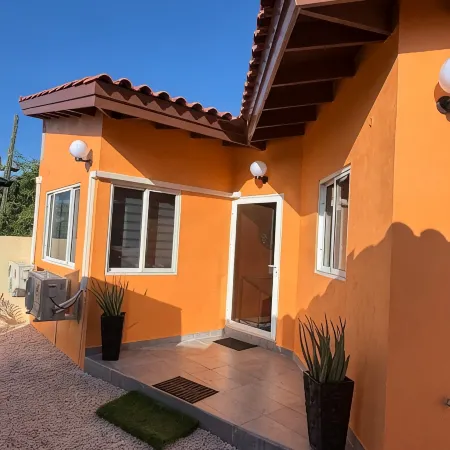 Charming 1-bedroom apartment in quaint Noord with WiFi, AC centralized .