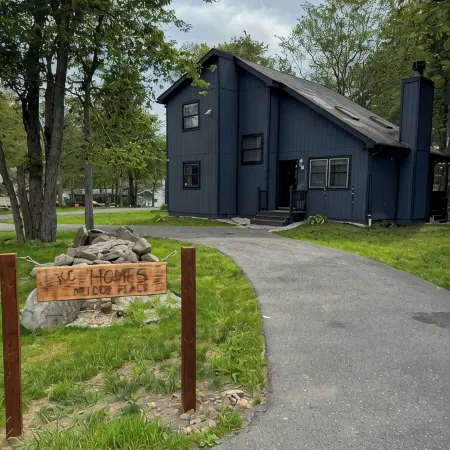 Charming 3-bedroom chalet with WiFi, AC in welcoming Tobyhanna