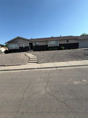 Charming 3-bedroom house with a ton of amenities. - 3-Star