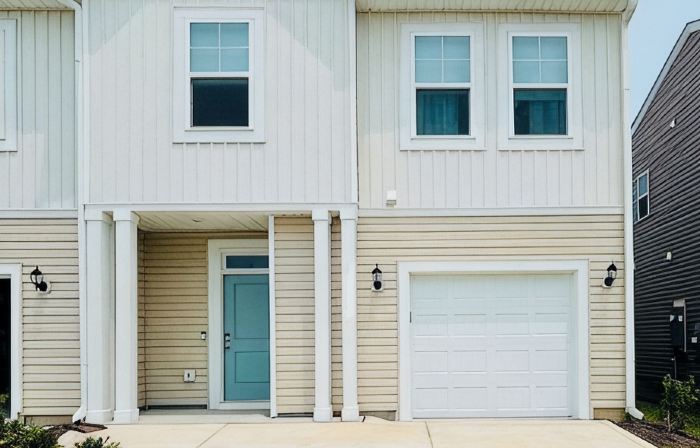 Pet friendly! King bed, smart TVs, mins to beaches from this brand new townhome