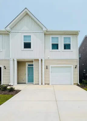 Pet friendly! King bed, smart TVs, mins to beaches from this brand new townhome