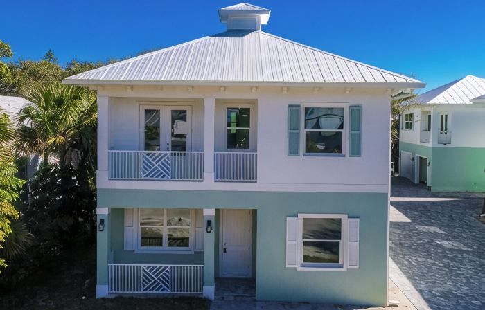 2Br First Floor. Walk to Downtown Stuart and Walk Riverfront Park.