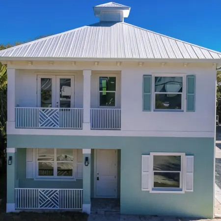 2Br First Floor. Walk to Downtown Stuart and Walk Riverfront Park.