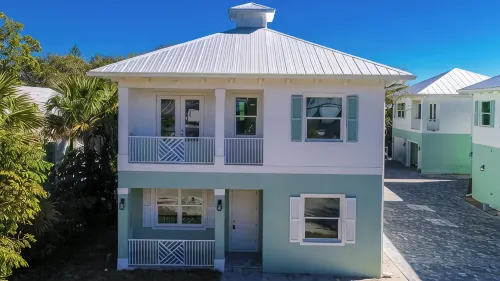 2Br First Floor. Walk to Downtown Stuart and Walk Riverfront Park.
