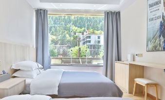 Jiufeng Holiday Hotel (Jiuzhaigou Scenic Area Visitor Center Branch)