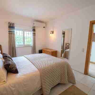 Two bedroom, fabulous sea-view apartment on popular Monte Dourado resort. Rooms