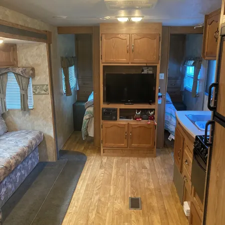Cozy RV, New River and hiking trails nearby. Peaceful and quiet deer visits freq