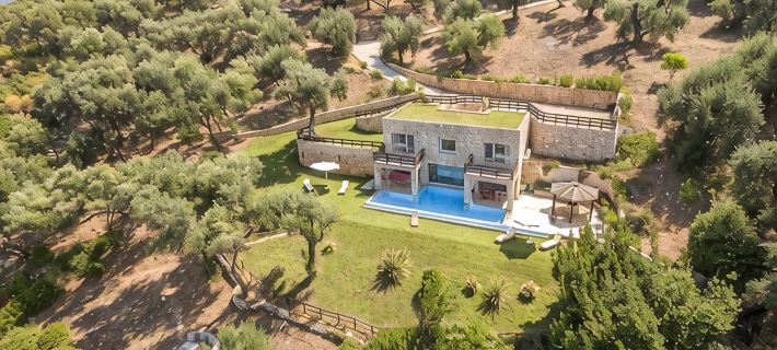 Villa Seashore: Dreamy villa by the sea side with heated pool Hotels in Thinali