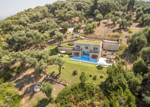 Villa Seashore: Dreamy villa by the sea side with heated pool