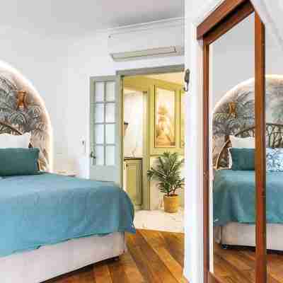 "Coco's" Town Retreat: Indulge in Romance, Luxury Accomodation with Scenic view Rooms