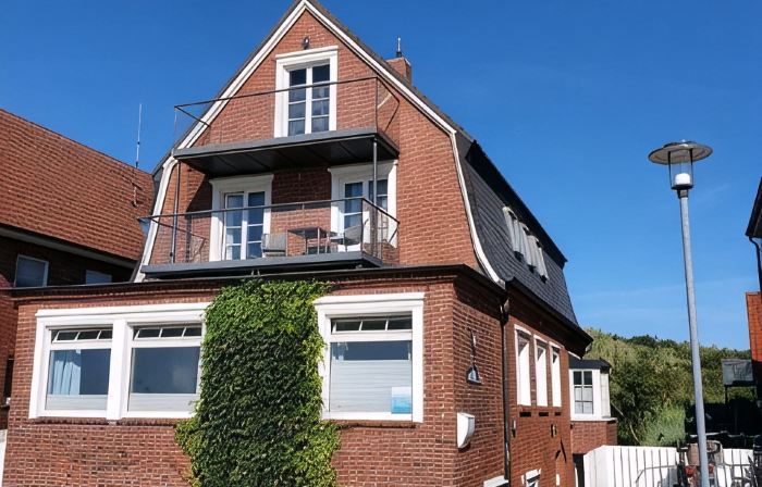 Comfort vacation apartment with south-facing balcony and unique view of the mudflats