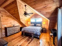 Cozy Mountain Loft Cabin - King Suite, Pool Table, Foosball & Fire Pit! - Chalets