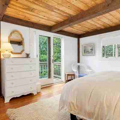 Spacious Home on the Loop in Chatham Rooms