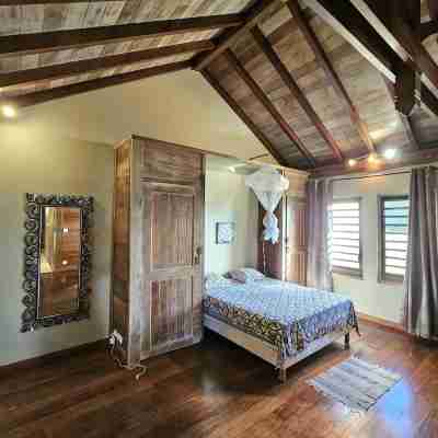 Character house overlooking the golf course and the bay of the Three Islets Rooms