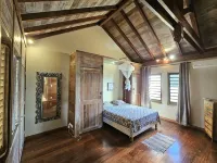 Character house overlooking the golf course and the bay of the Three Islets - 游泳池