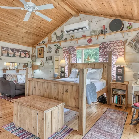 Couple's Retreat! Studio Cabin w/Mountain Views from Hot Tub