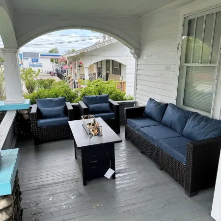 Roomy 5BR 1/4 mile from Main St