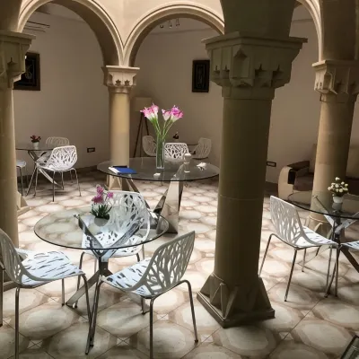 Utopia Hotel Các khách sạn gần Tháp Maiden