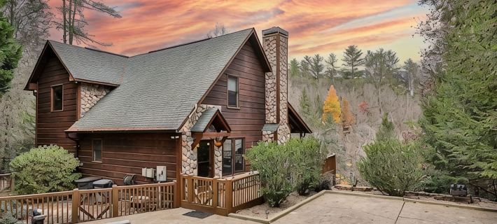 Trout Tales Riverfront Lodge-Hot Tub,Pet Friendly,Game Room,Firepit,Decks Galore ギルマーのホテル