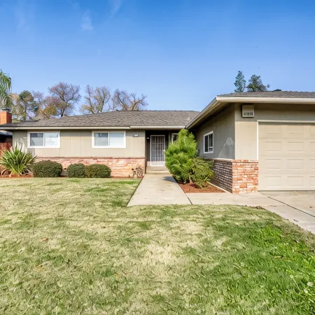 Charming 3-bedroom + Den house with AC and WiFi in awesome North Fresno.