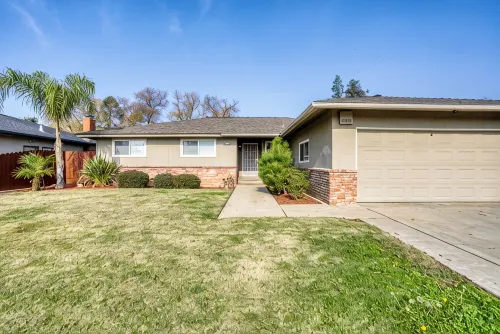 Charming 3-bedroom + Den house with AC and WiFi in awesome North Fresno.