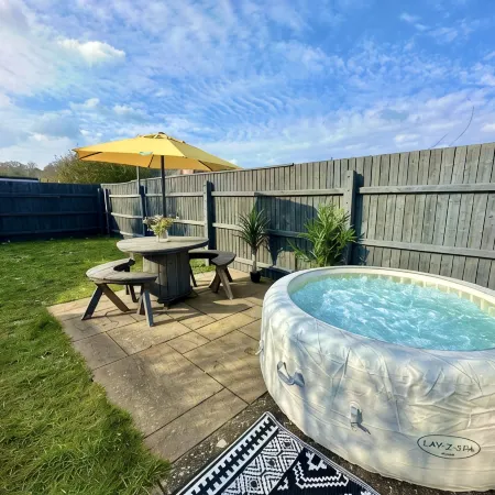 Large Four Bedroom - With Hot Tub and Parking - Sleeps 8 Hotels in Poole