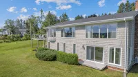 Executive Waterfront Home - con encanto