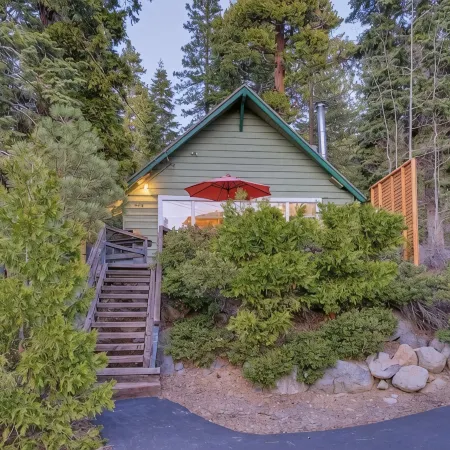 Cozy, secluded cabin, great location and beautiful spa with sweeping views!
