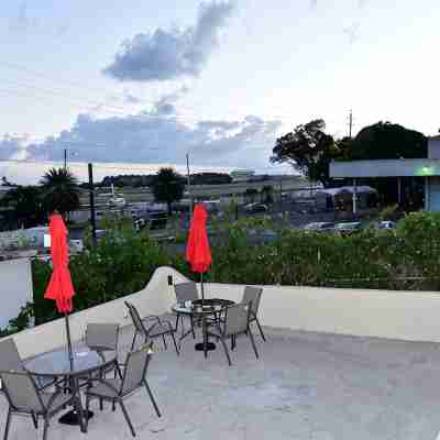 Extra large apartment for family and friends 5 min from the beach airport. Others