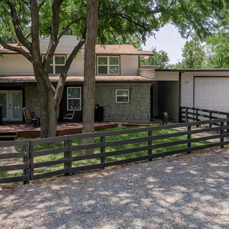 Superb Lake Texoma Home, 4 beds, 2.5 Baths, Hot Tub,1.5 miles to Highport Marina