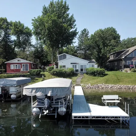 Stylish 4-bedroom cabin with AC, WiFi & boat rental available!