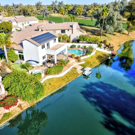 Modern 3bd3bth w/ misters, pool/spa, pool table, kayaks/pedal boat/bikes/fishing