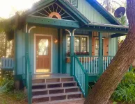 Romantic Spa Experience in Luxurious Creekside Honeymoon Cottage in the Landings - 4-Star