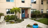 Luxurious Oasis ~ beachside 2 bedroom condo w/pool - 2-Star