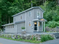 COOL CREEK COTTAGE: PSU Spring Creek Waterfront Oasis with Hot Tub Hotels in Benner Township
