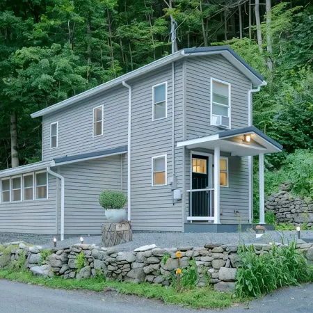 COOL CREEK COTTAGE: PSU Spring Creek Waterfront Oasis with Hot Tub