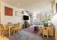 Elegant Apartment in the Heart of Newtown with Secure Parking - Homestays