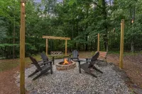 Beautiful Renovations, Hot Tub, Huge King Beds, Amenity Packed - Chalets