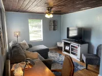 Bohemian Bike 2-BR Cottage in Downtown Inverness - Homestays