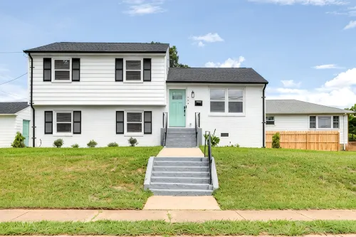 Stylish 4 bedroom house with outdoor dining and fenced backyard. - Bungalows