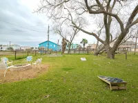 Spacious Vacation Home: Sleeps 16, 1/2 mi to Beach & Boat Ramp - Family Friendly Hotels in Port O'Connor