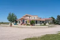 Experience Scottsbluff charm in our spacious 4-bedroom retreat - 3-Star