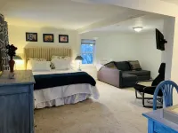 Private unique home short 5 minutes walk to the beach and the bay. - Wifi