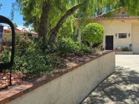 Detached guest house on private gated Spanish Estate with a pool, Temecula close Ξενοδοχεία στην πόλη Fallbrook