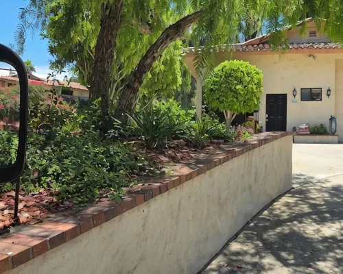 Detached guest house on private gated Spanish Estate with a pool, Temecula close فنادق في فولبروك