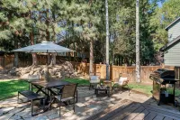 Mt. Bachelor Retreat! Hot tub, game room, family suite - great for large groups! - บังกะโล